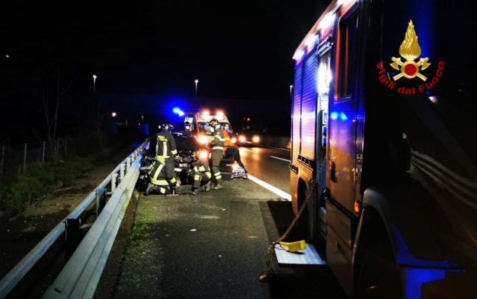 Incidente in autostrada a Prato: auto contro il guard rail