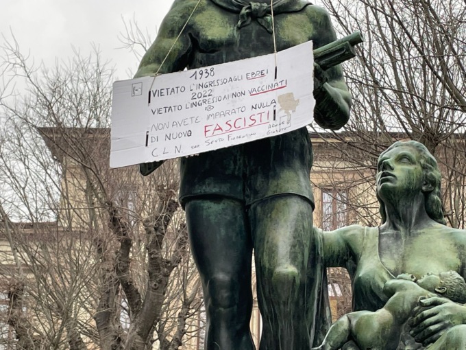 Cartello “norme anti Covid come leggi razziali” su monumento partigiani
