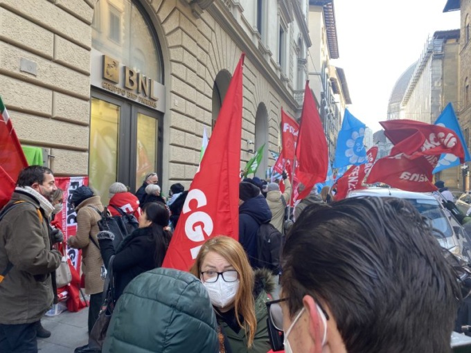 Bnl, sciopero e presidio a Firenze davanti alla sede in via de’ Cerretani contro il nuovo piano industriale che “precarizza il lavoro”