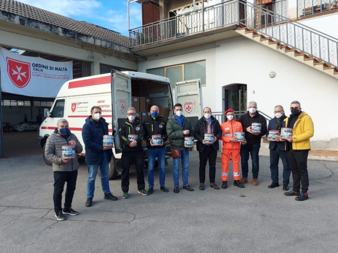 L’associazione paracadutisti di Pistoia consegna 450 panettoni della solidarietà a Montemurlo