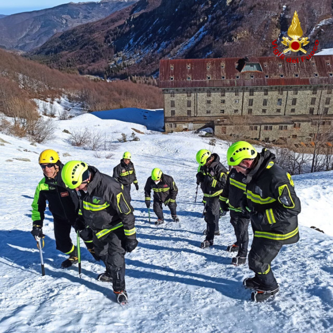 Esercitazione per soccorso su neve e ghiaccio per i vigili del fuoco