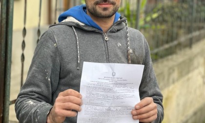 Trova un cellulare per strada e lo restituisce al proprietario: denunciato per furto