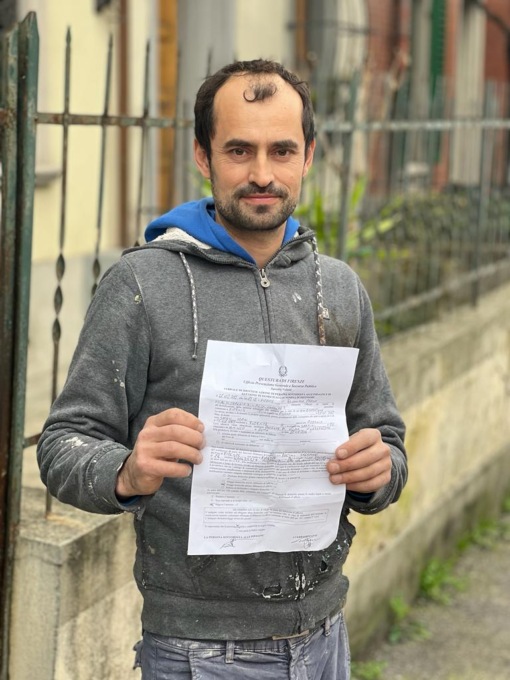 Trova un cellulare per strada e lo restituisce al proprietario: denunciato per furto