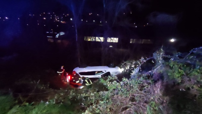 Incidente stradale a Vaiano: fuoristrada finisce giù per la scarpata