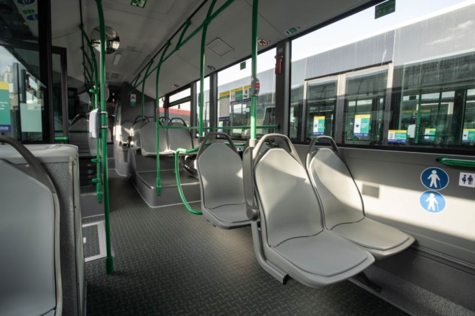 Donna controllore aggredita sul bus: picchiata e presa per i capelli