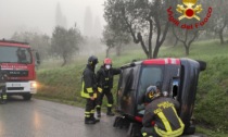 Si ribalta con l'auto: ventenne in codice rosso