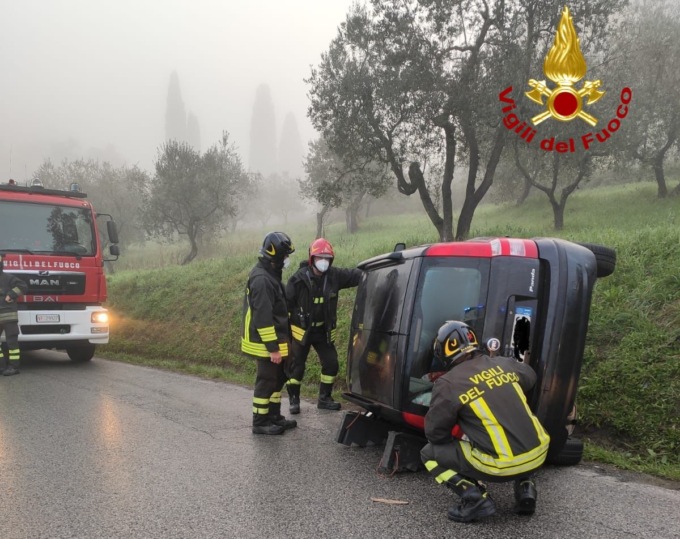 Si ribalta con l’auto: ventenne in codice rosso