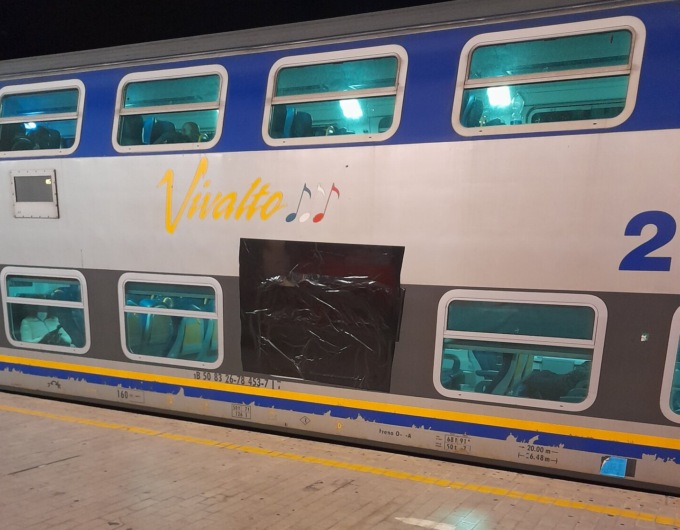 Treno Firenze-Pisa vandalizzato, Forza Italia non ci sta: “Atti sempre più frequenti”