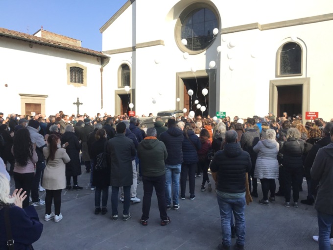 Campi piange Valentina, folla di persone oggi ai funerali