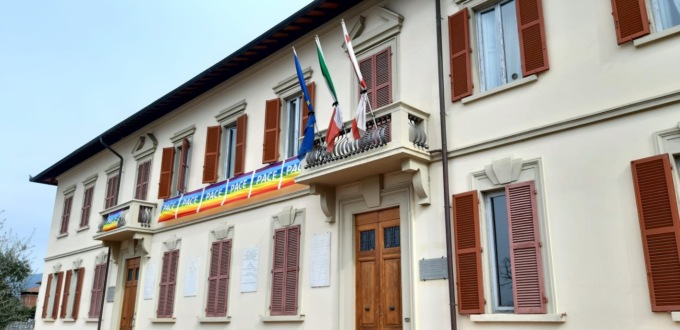 Montemurlo, bandiere listate a lutto per ricordare le vittime del Coronavirus