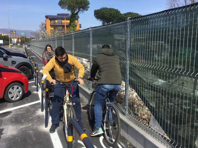 Pista ciclabile in via Barberinese, Forza Italia denuncia: “Pista troppo stretta, viene inutilizzata da tutti”