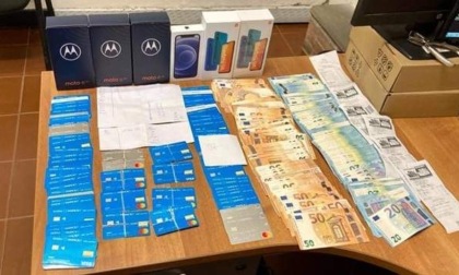Trovato in possesso di 90 carte di pagamento e 7.620 euro in contanti. Arrestato 53enne della provincia di Caserta