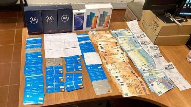Trovato in possesso di 90 carte di pagamento e 7.620 euro in contanti. Arrestato 53enne della provincia di Caserta