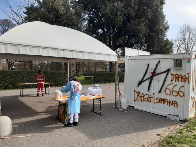 Imbrattato la cabina del Drive Through delle Cascine