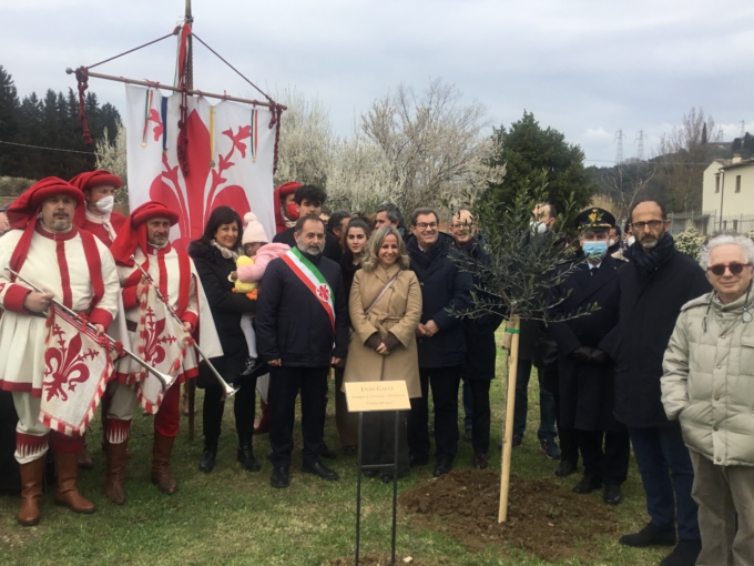 Piantato l’ulivo in memoria di Enzo Galli, esempio di umanità e solidarietà