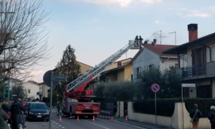 A fuoco un camino in una casa di via Garcia Lorca