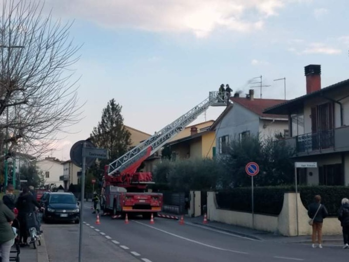 A fuoco un camino in una casa di via Garcia Lorca