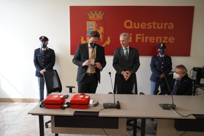 La Fratellanza Militare ha donato due defibrillatori alla Polizia di Stato di Firenze