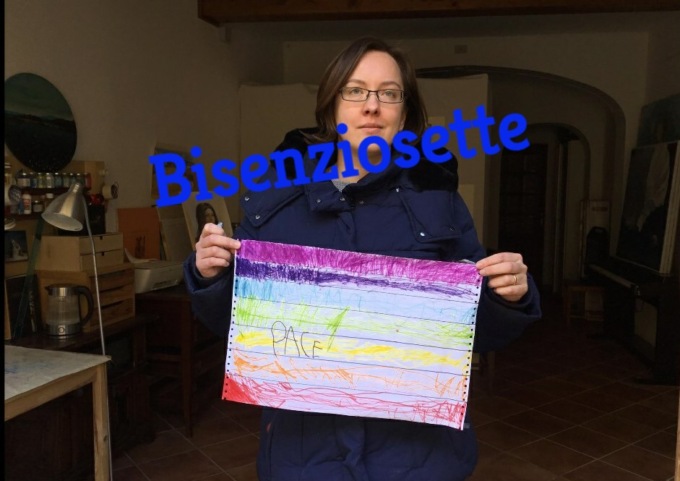 Valentina Gudina, l’artista russa a Lastra che ha attaccato la bandiera della pace alla sua bottega