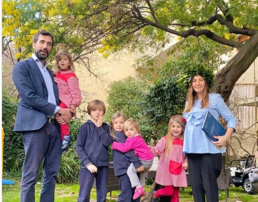 Incinta del sesto figlio, si laurea per la seconda volta