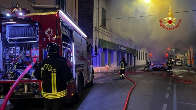 Fiamme dal compattatore di Alia