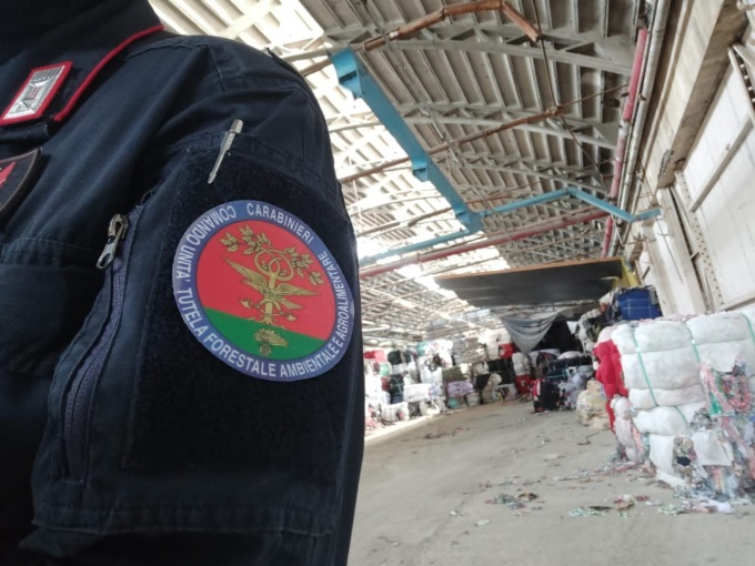 Campi Bisenzio: scoperto capannone con 350 balle di rifiuti tessili all’interno