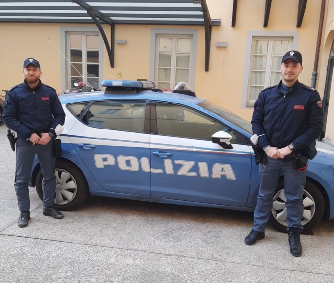Ladro di bicicletta sorpreso con un martello