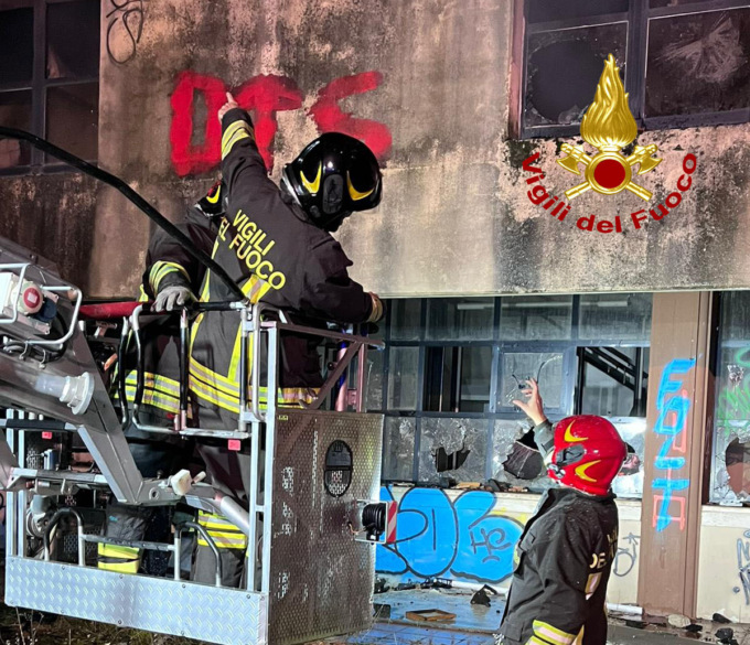 Pontassieve, a fuoco l’ex fabbrica di ceramiche “Brunelleschi”