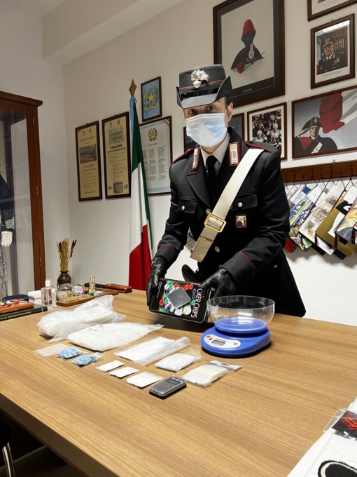 Troppi movimenti sospetti in piazza: a Galciana arrestati due pusher