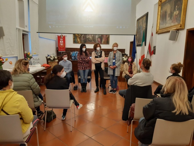 Il sindaco, la giunta e il consiglio di Lastra insieme all’assessore regionale Monia Monni incontrano un gruppo di cittadini ucraini