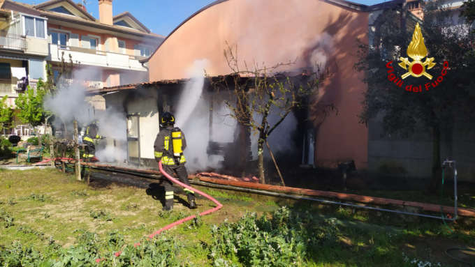 Montemurlo, fiamme in un annesso agricolo