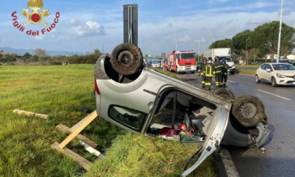 Viale Fratelli Cervi: giovane si ribalta con l’auto