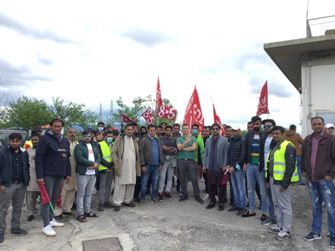 Sciopero al prontomoda di via Carcerina, gli operai: “siamo lavoratori, non schiavi” 