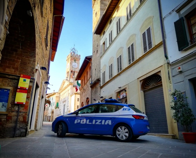 Perseguita la ex nuora dopo l’arresto del figlio per “stalking”. Sottoposto a divieto di avvicinamento dalla Polizia di Stato un uomo di 59 anni