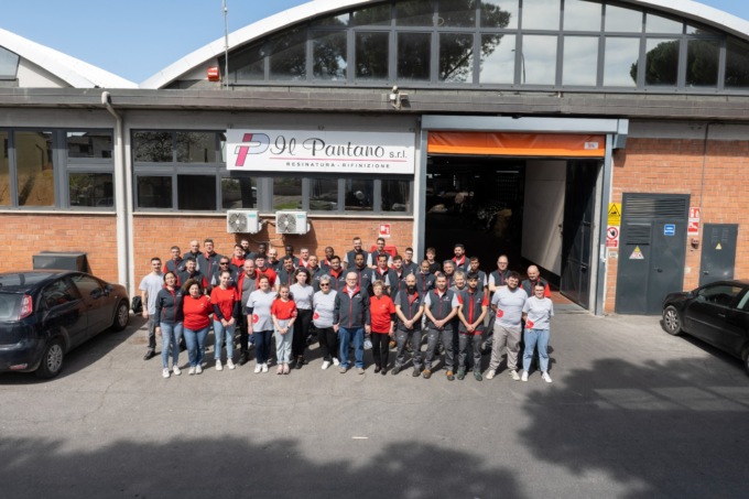 La rifinizione “Il Pantano” festeggia i 50 anni di attività con i dipendenti e dona un defibrillatore alla comunità montemurlese