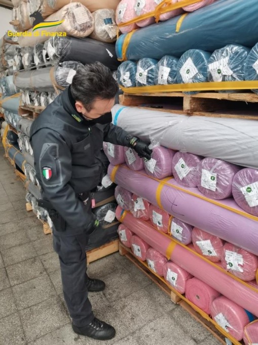 A Prato sequestrati 1,5 milioni di metri quadri di tessuto di contrabbando