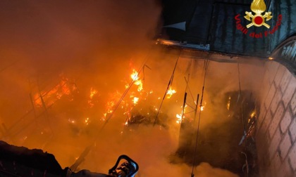 Ancora un incendio in un capannone nella notte