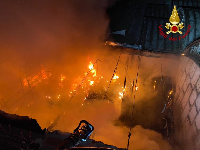 Ancora un incendio in un capannone nella notte