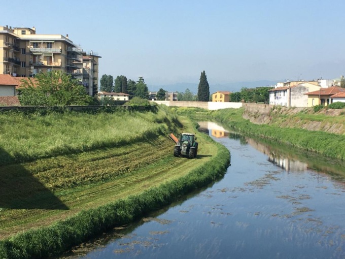 Taglio dell’erba sull’argine del Bisenzio
