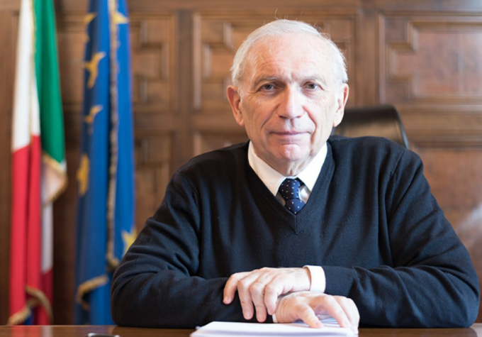 Ballo delle debuttanti: ora si muove anche il Ministro