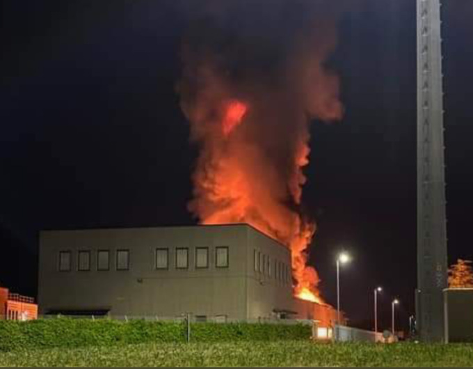 Grosso incendio a Signa, il sindaco ai cittadini “Non recatevi in zona”