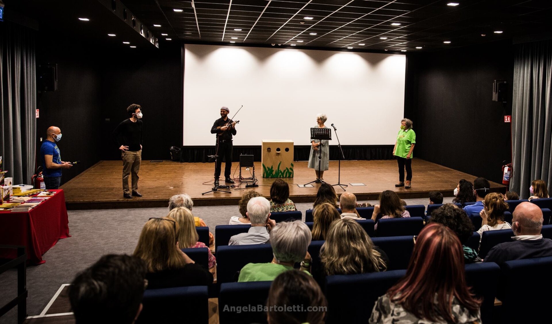 La scrittrice Giusi Quarenghi e il violinistra dei Quintorigo Andrea Costa nell'auditorium del Pecci - uPdl 2022