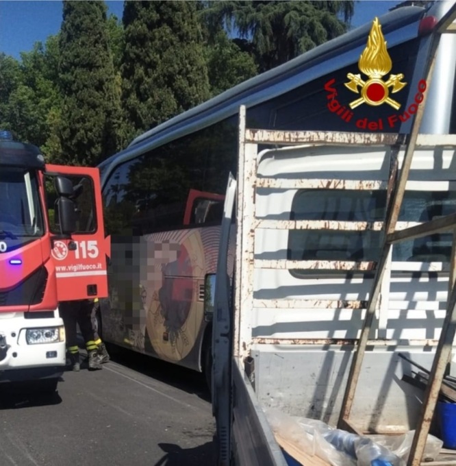 Incidente in viale Galileo tra camioncino e pullman