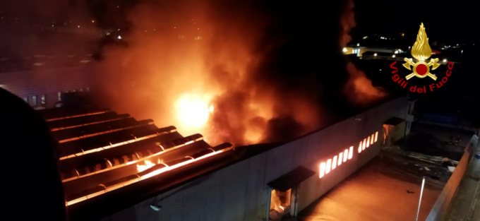 Il video del grosso incendio di questa notte nel capannone a Signa