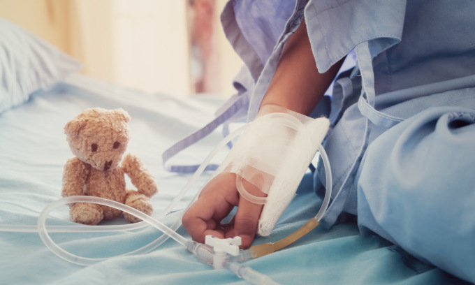 Bimba di 9 mesi ricoverata per un’influenza, ma adesso dovrà subire un intervento per una flebo messa male
