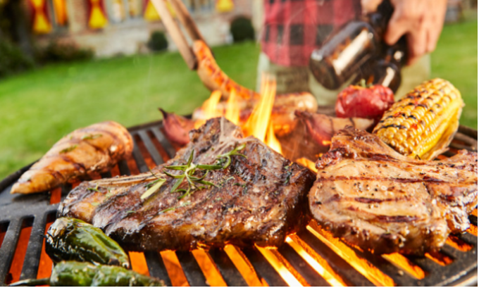 Si abbuffa e per digerire beve un litro d’acqua gasata e bicarbonato: gli esplode lo stomaco