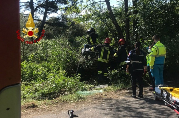 Incidente in via Cantagallo, conducente rimane incastrato nel veicolo