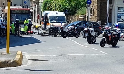 Incidente alle Quattro Strade, scontro tra una auto e moto