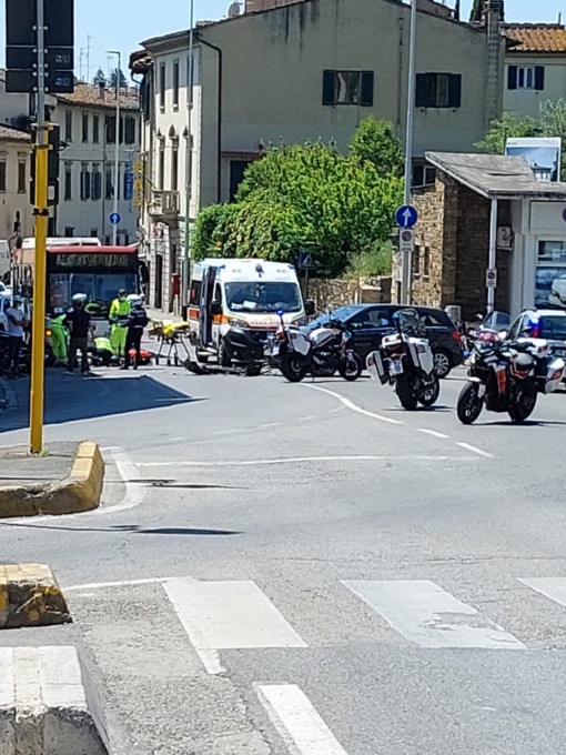 Incidente alle Quattro Strade, scontro tra una auto e moto