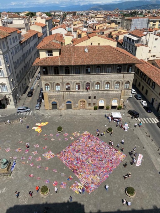 Firenze, esposto in piazza Ognissanti il mantello gigante simbolo di cura realizzato con 3mila pezzi di stoffa